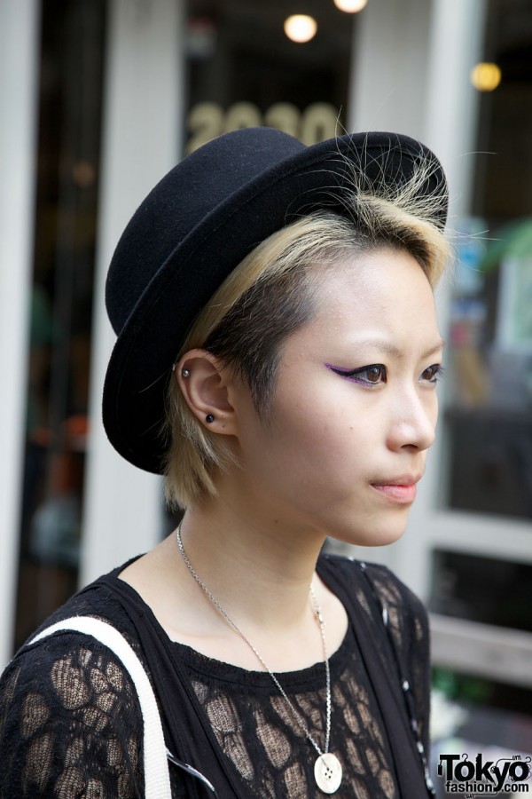 Edgy blonde hairstyle & black hat