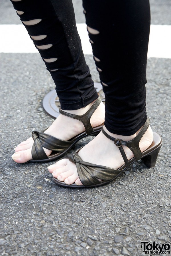 Shredded leggings & low-heeled sandals in Harajuku