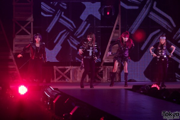 2NE1 at Tokyo Girls Award