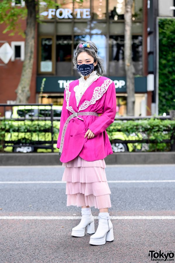 Harajuku Girl in Face Mask and Vintage Pink Fashion