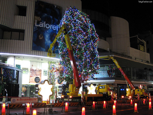 Decorating the LaForet Xmas Tree 2008