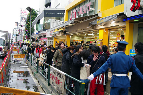 Harajuku Shoppers Waiting In Line