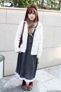 Vintage Purse & Knit Sweater Girl in Harajuku – Tokyo Fashion