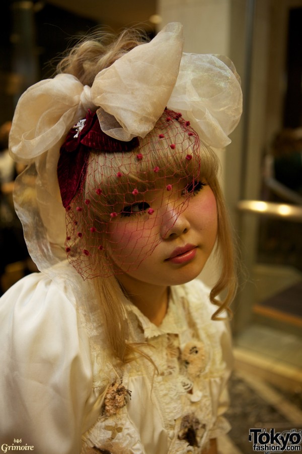 Dolly-kei fashion at the Grimoire party.