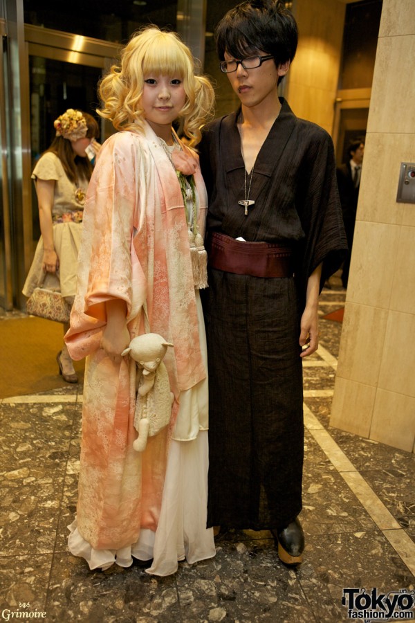 This couple's dress concept is Yukata and pair look.