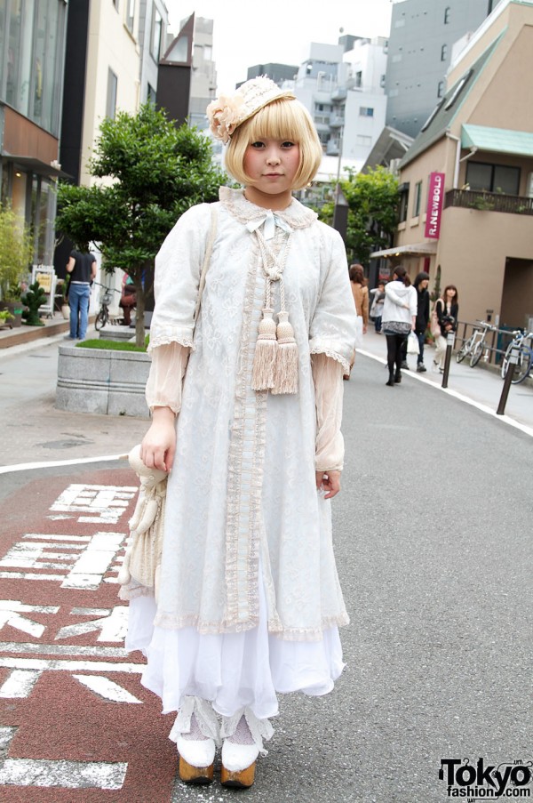 Rosy Baroque lace dress & small straw hat