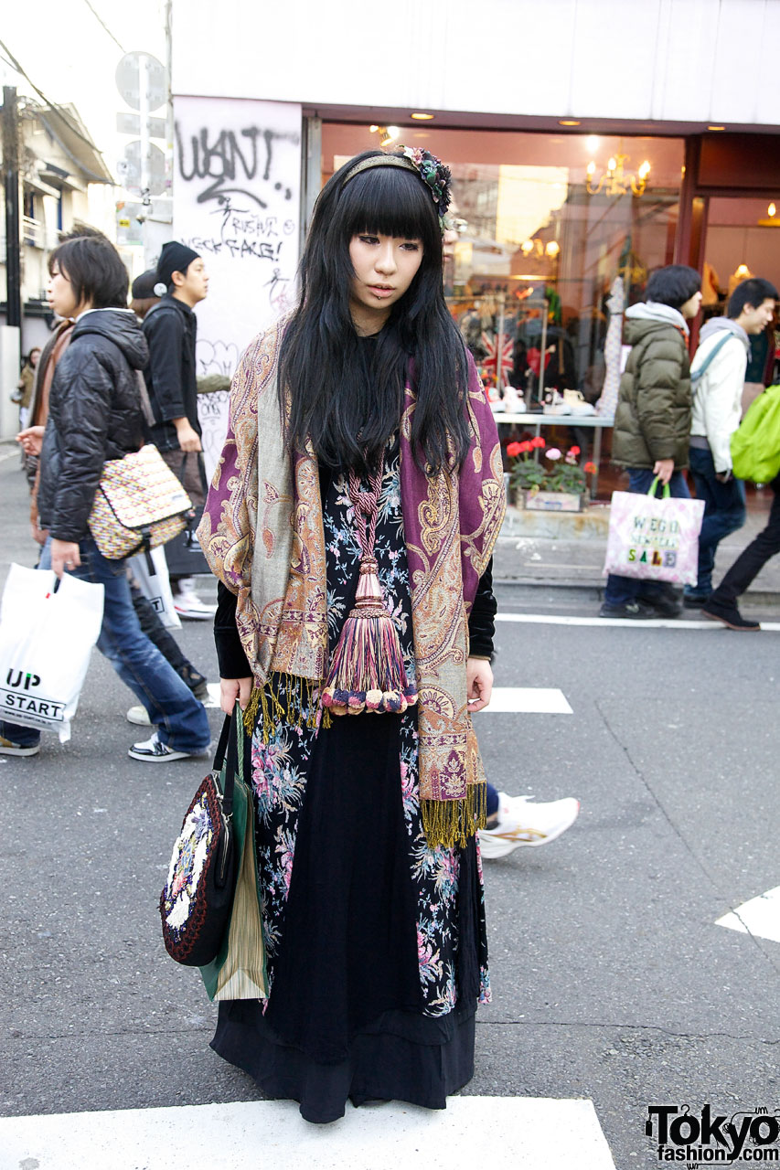 Grimoire Girl in Paisley Shawl – Tokyo Fashion