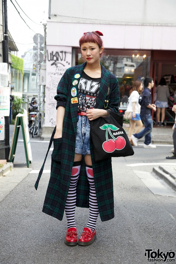 Short Red Bangs, Kiss T-Shirt & Creepers Girl in Harajuku