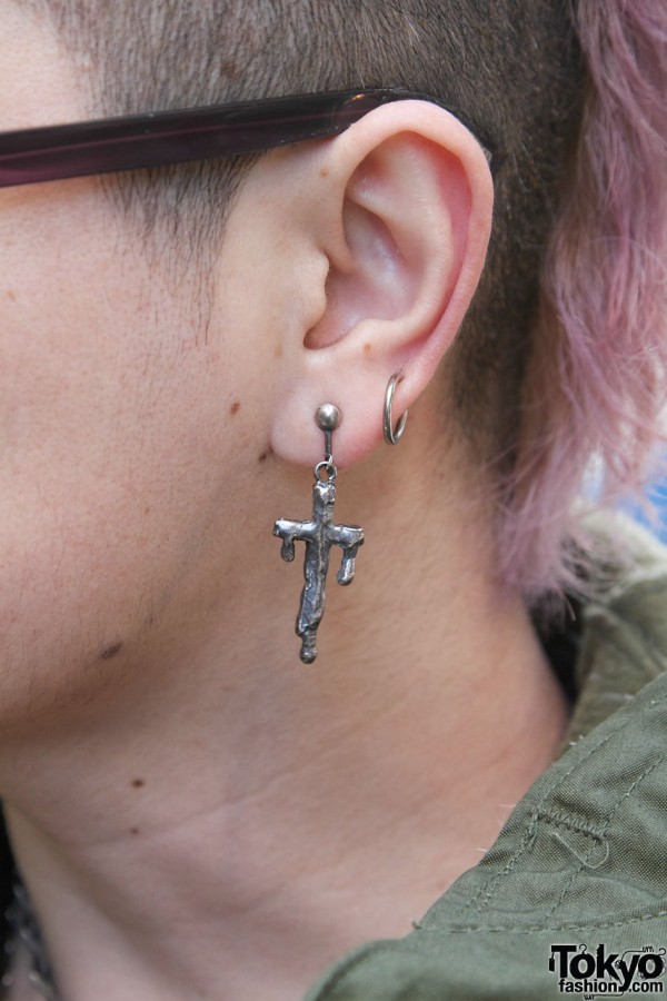Alice Black dripping cross earring in Harajuku