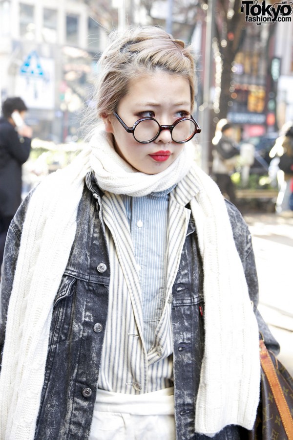 Retro denim jacket & white scarf in Harajuku