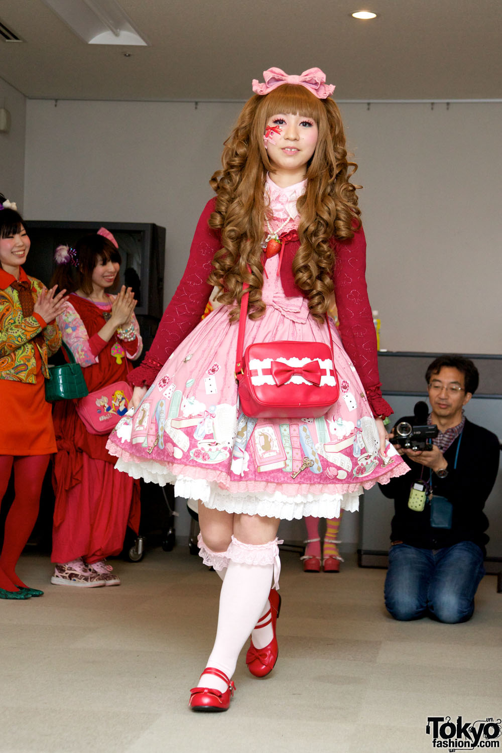 Lolita Fashion - Page 3 Gothic-Lolita-Punk-Japanese-Fashion-Show-2012-03-023