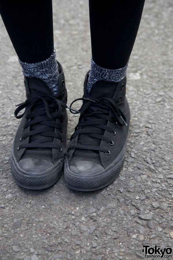 Black tights & black Converse sneakers