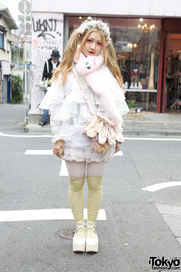 Minami (373) in Harajuku w/ Cute Spank Muffler & Ballet Slipper Purse