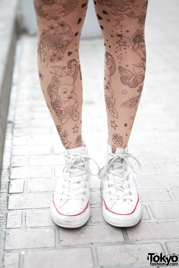 Tattoo tights & white Converse sneakers