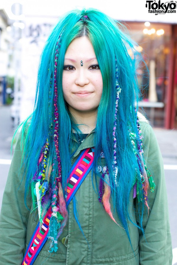 Harajuku girls w/ turquoise hair & forehead jewel