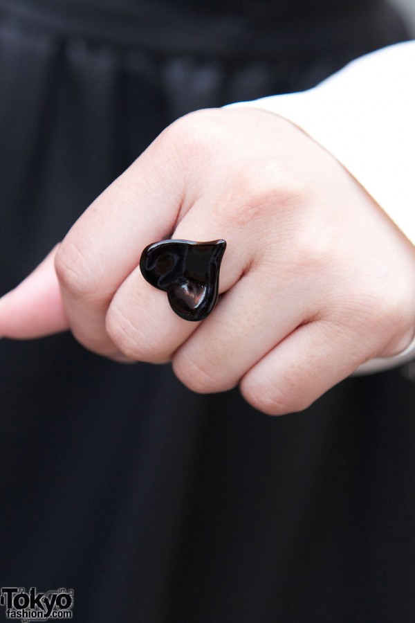 Black heart ring