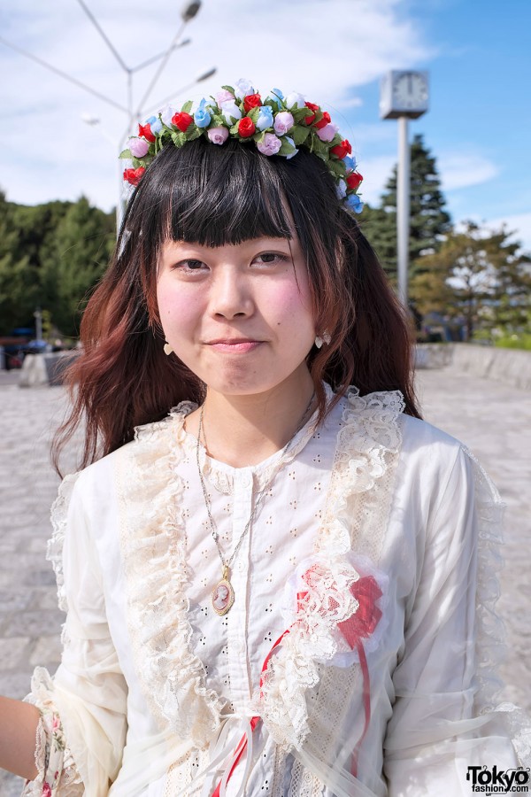 Cameo Necklace & Lace in Harajuku