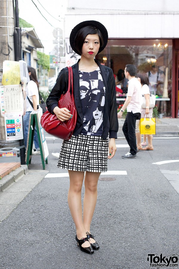 Black & White Outfit w/ Graphic Top + Red Bag & Red Lipstick