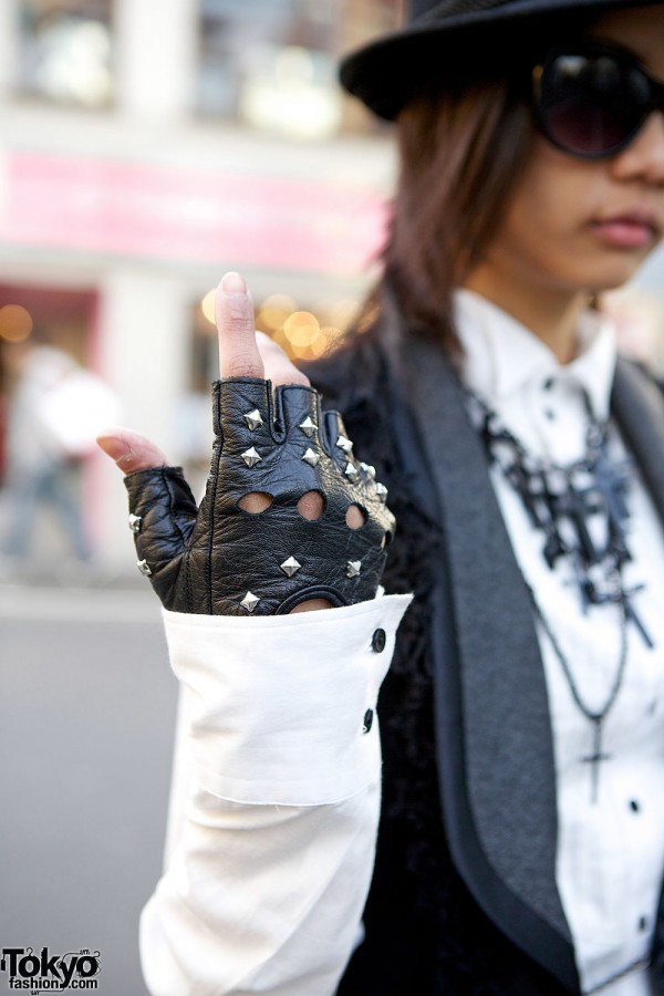 Studded fingerless gloves