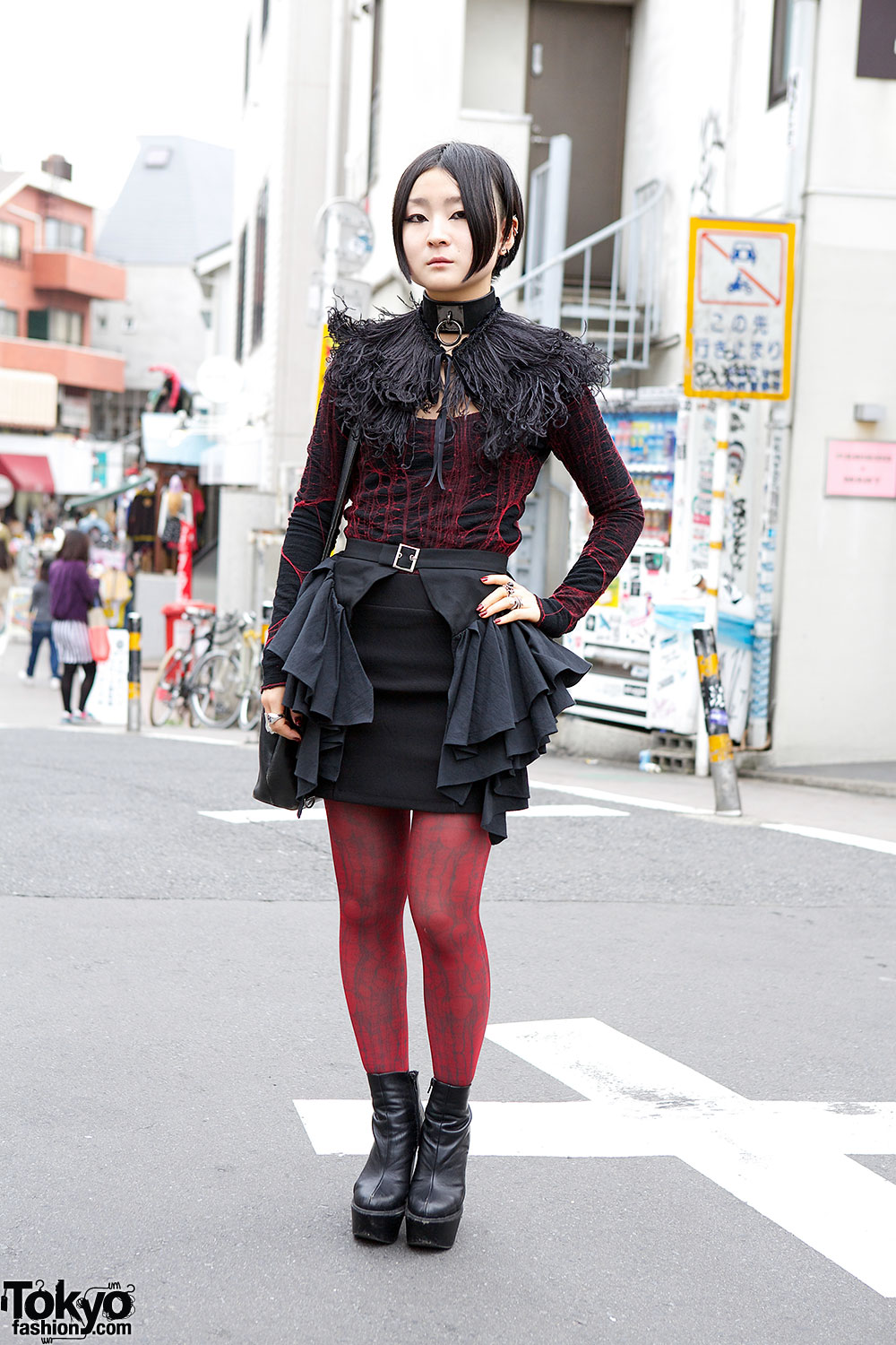 Alice Auaa Gothic Fashion w/ Feather Collar in Harajuku – Tokyo Fashion