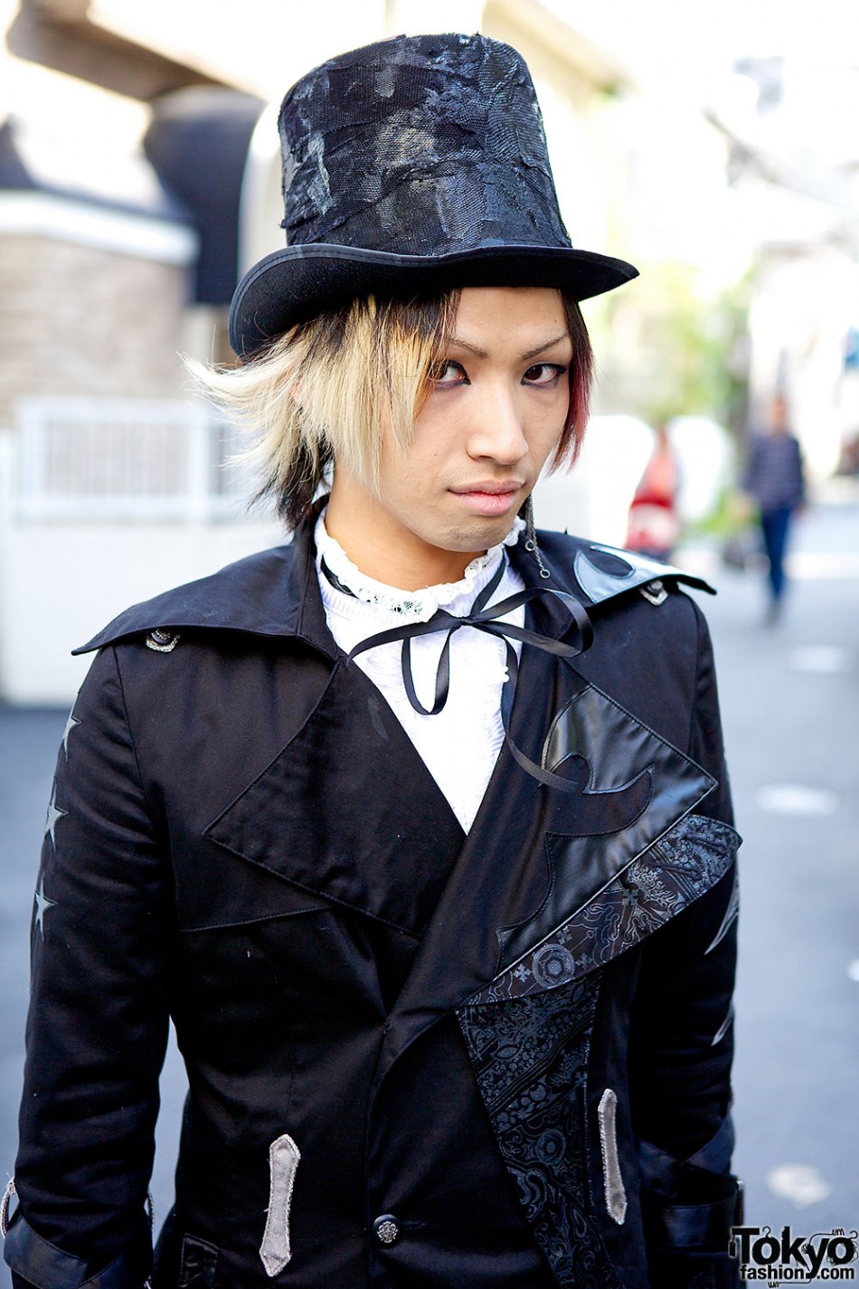 h.Naoto Staffer’s Dark Harajuku Style w/ Top Hat, Black Jacket & Boots ...