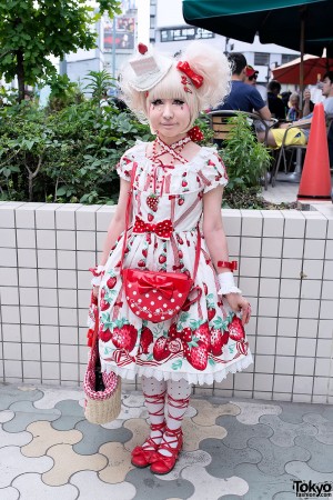 Strawberry Sweet Lolita w/ Cake Hat & Angelic Pretty in Harajuku ...