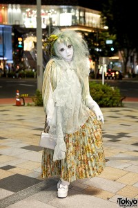 Japanese Shironuri Minori at night in Harajuku