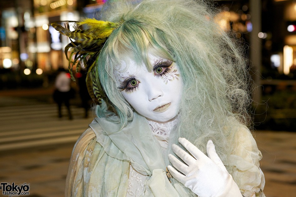 Japanese Shironuri Artist Minori on the Street in Harajuku At Night ...