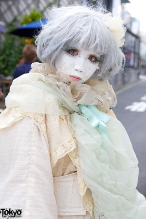 Minori’s Flower Petal Shironuri Makeup, Corset & Maxi-Dress in Harajuku ...