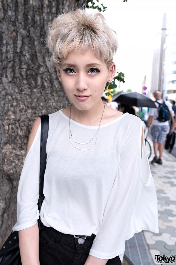Short Curly Blonde Hairstyle in Harajuku
