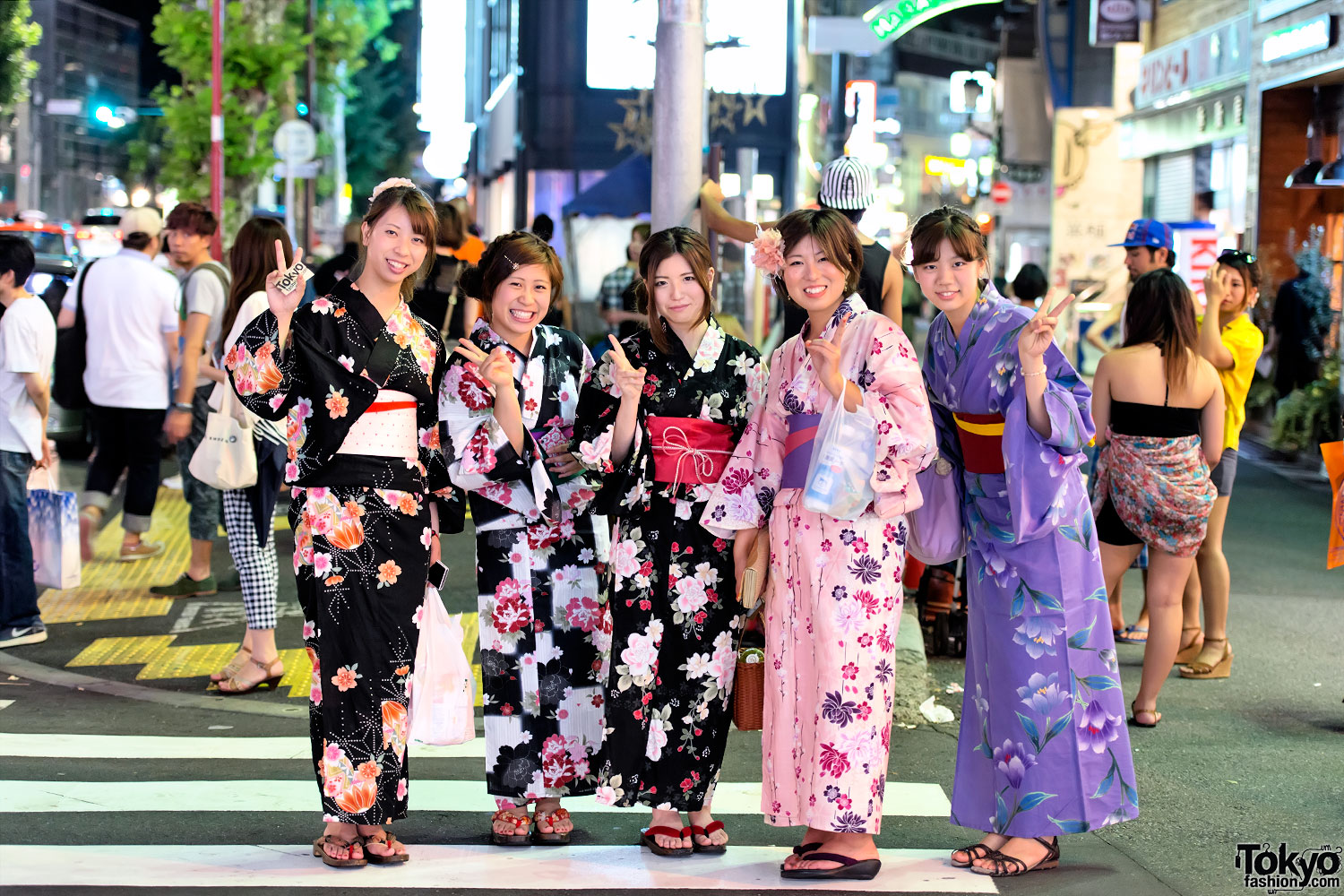 Сколько человек проживает в японии. Японки Токио юката. Юката Харадзюку. Японская Молодёжная юката. Япония народ кимоно.