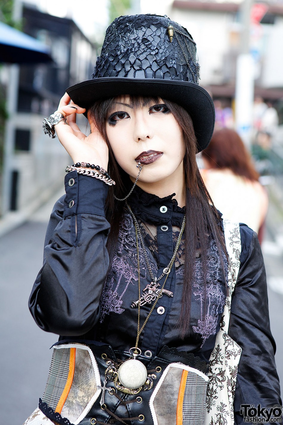 Dir en Grey Fan w/ h.NAOTO, Dark Makeup & Queen Bee Shoes in Harajuku ...