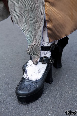 Dir en Grey Fan w/ h.NAOTO, Dark Makeup & Queen Bee Shoes in Harajuku ...