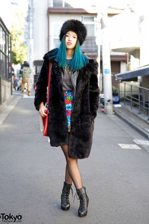 Blue Ombre Hair, Faux Fur Coat & Spiked Necklace in Harajuku – Tokyo ...