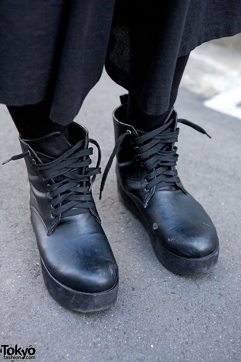 All Black AnkoRock & Algonquins Outfit w/ Red Hat in Harajuku – Tokyo ...