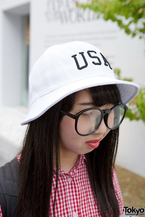 USA Bucket Hat & Round Glasses