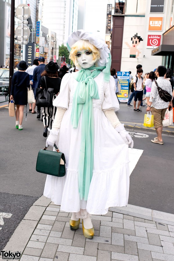 Japanese Shironuri Artist Minori w/ Green & White Vintage Fashion in Harajuku