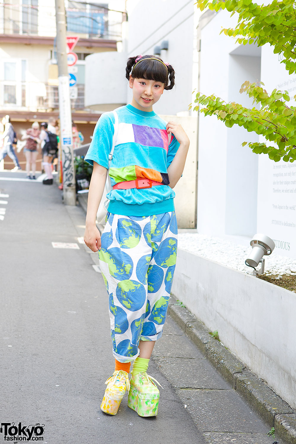 Токийские одежда. Японская мода стритстайл. Яркая одежда из Японии. Японская мода в одежде 2022. Брюки в стиле Харадзюку женские.