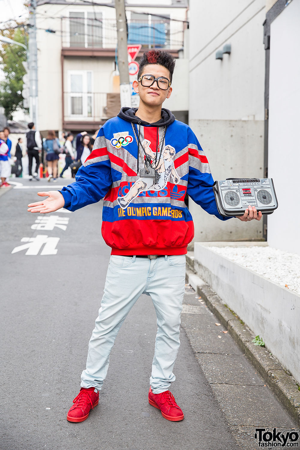 emoción Encogerse de hombros Afirmar Hi-Top Fade, Boombox Bag, Adidas Olympics Sweatshirt & Sneakers in Harajuku  – Tokyo Fashion