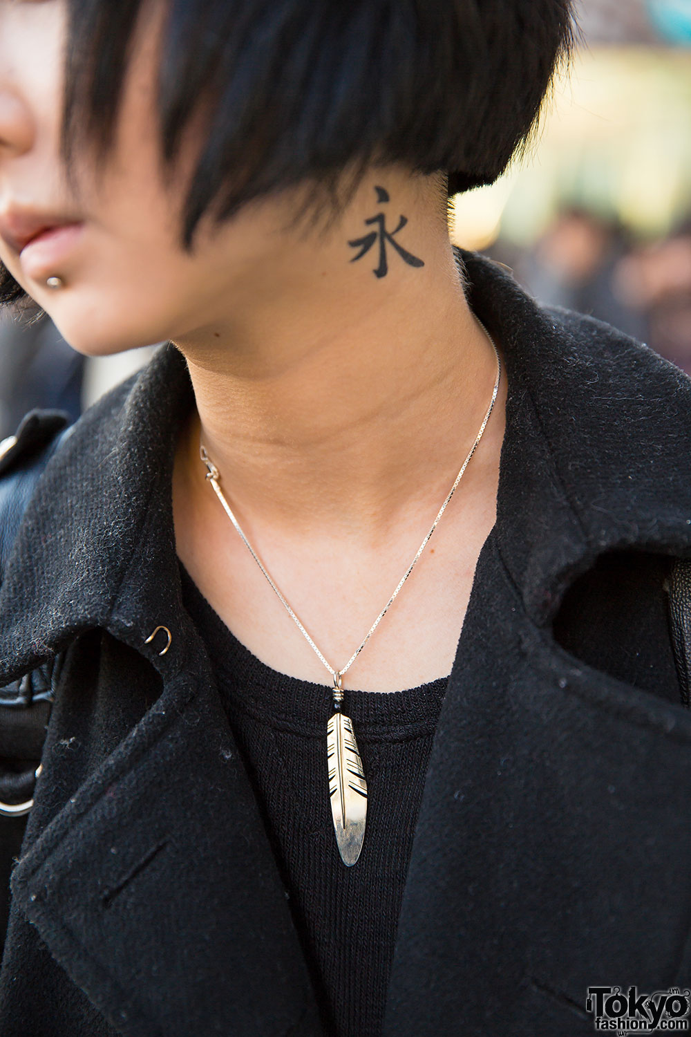 Women necklace choker tattoo on neck | Womens necklaces, Choker necklace,  Hoop earrings