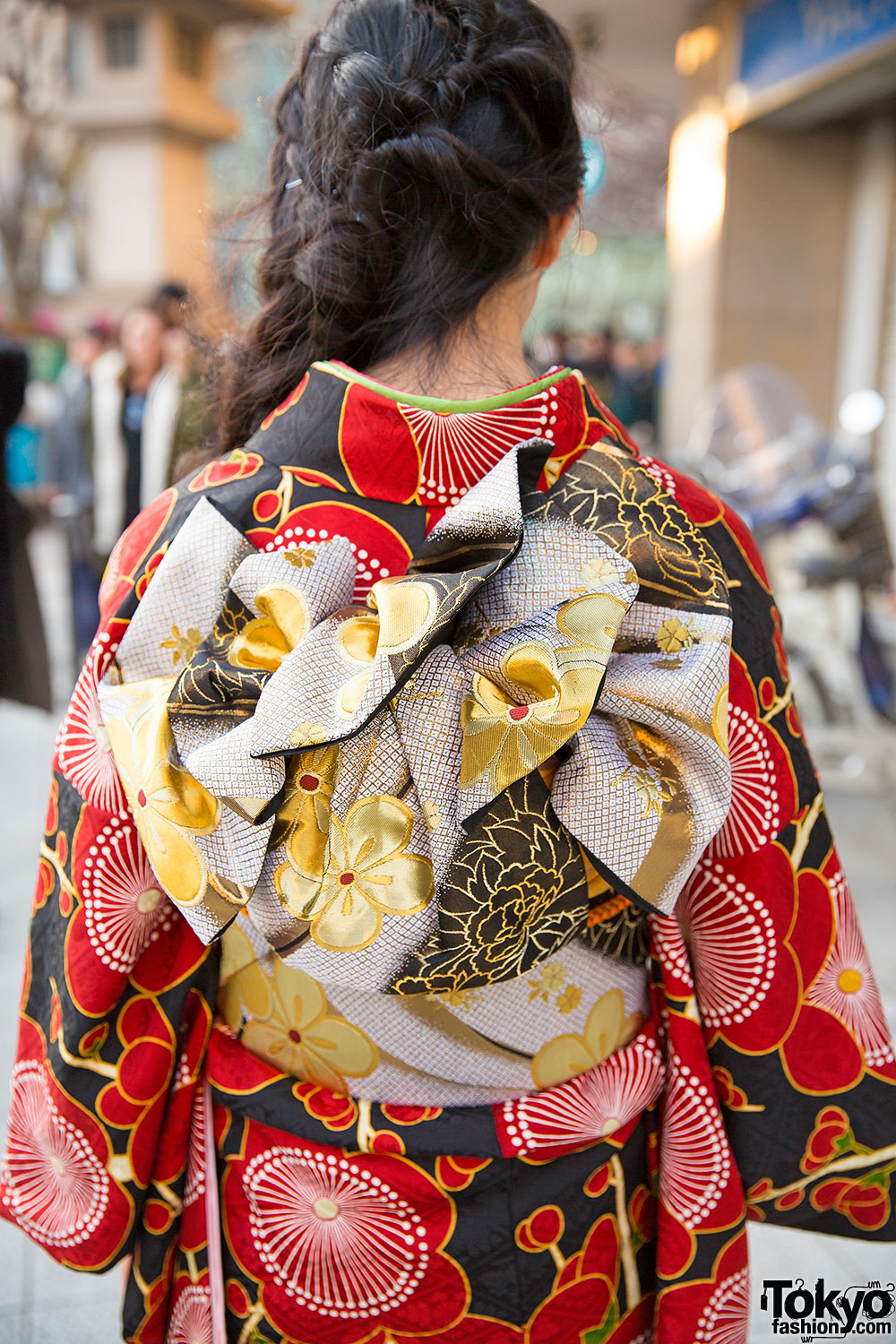 Pretty Floral Print Kimono & Braids Hairstyle in Harajuku – Tokyo Fashion