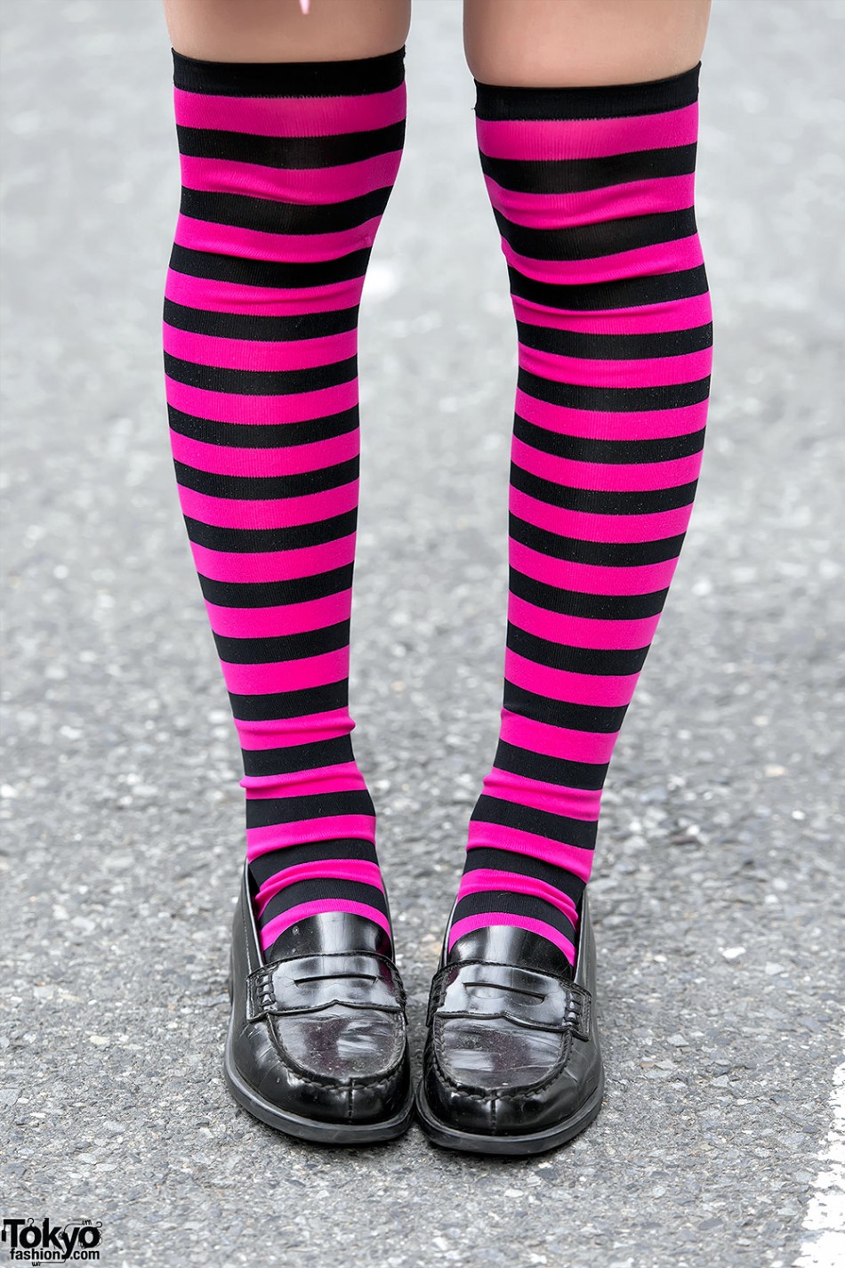 Ahoge & Pastel Twintails in Harajuku w/ Sweater, Striped Socks ...