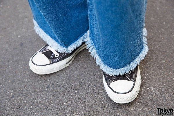 converse and flare jeans