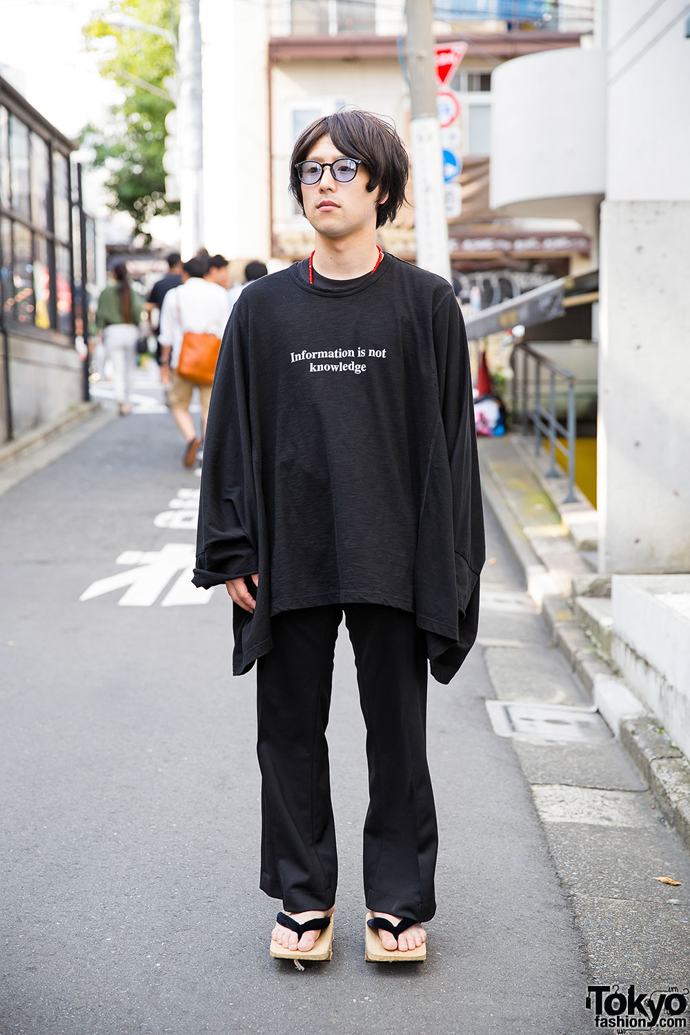 Harajuku Guy in Ganryu Sweatshirt, Y-3 by Yohji Yamamoto & Geta Sandals – Tokyo Fashion