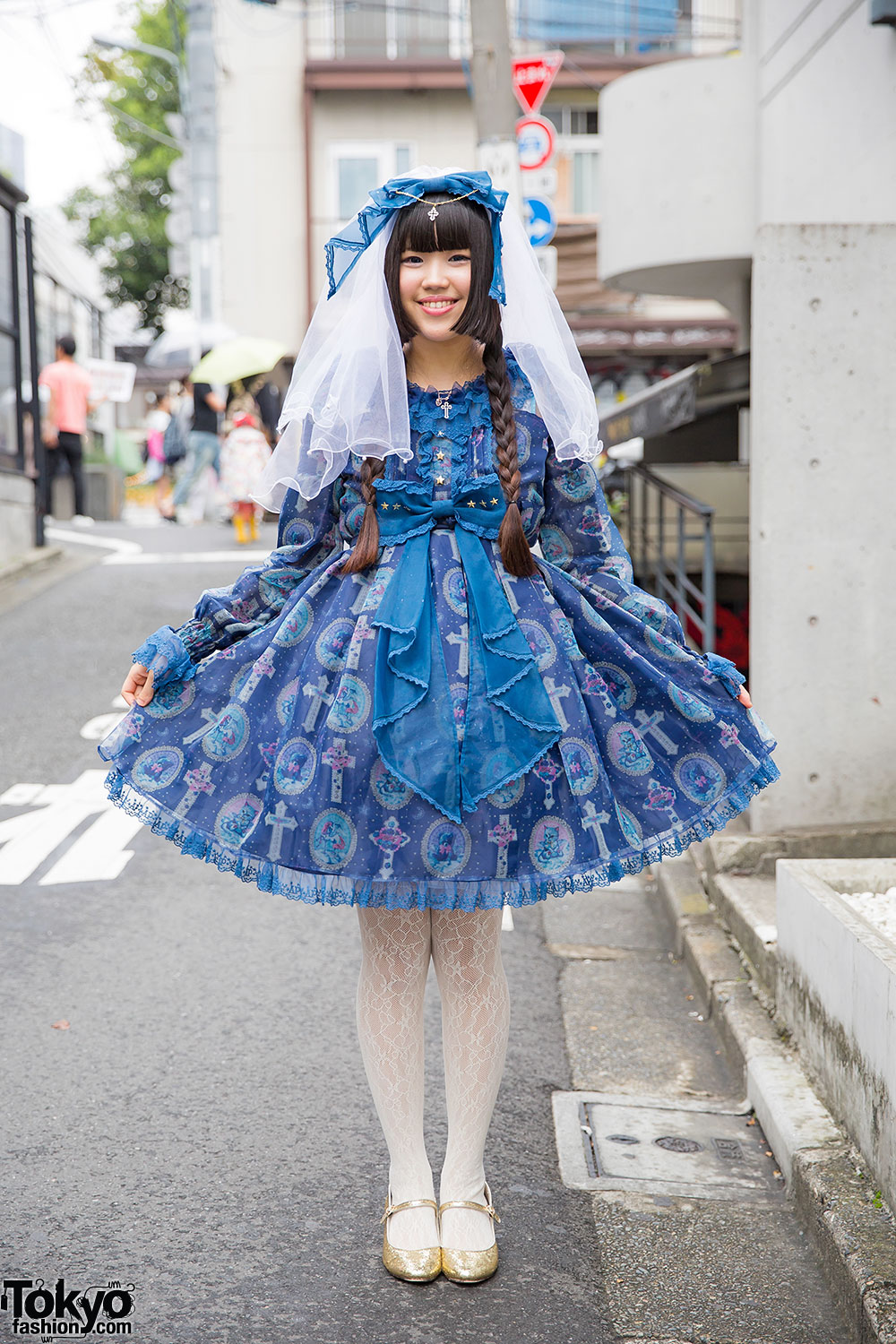 Harajuku Lolita in Angelic Pretty Dress, Wings Veil & Gold Glitter Shoes – Tokyo Fashion