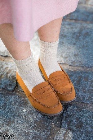 Harajuku Girl in Furry Beret, Resale Pink Dress & Loafers – Tokyo Fashion