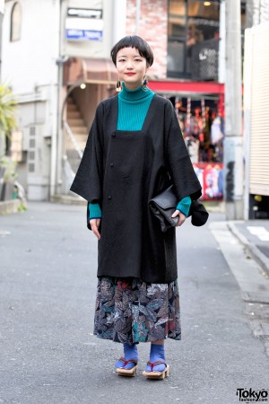 Harajuku Girl in Vintage Kimono Jacket, Geta Sandals & Short Hairstyle ...