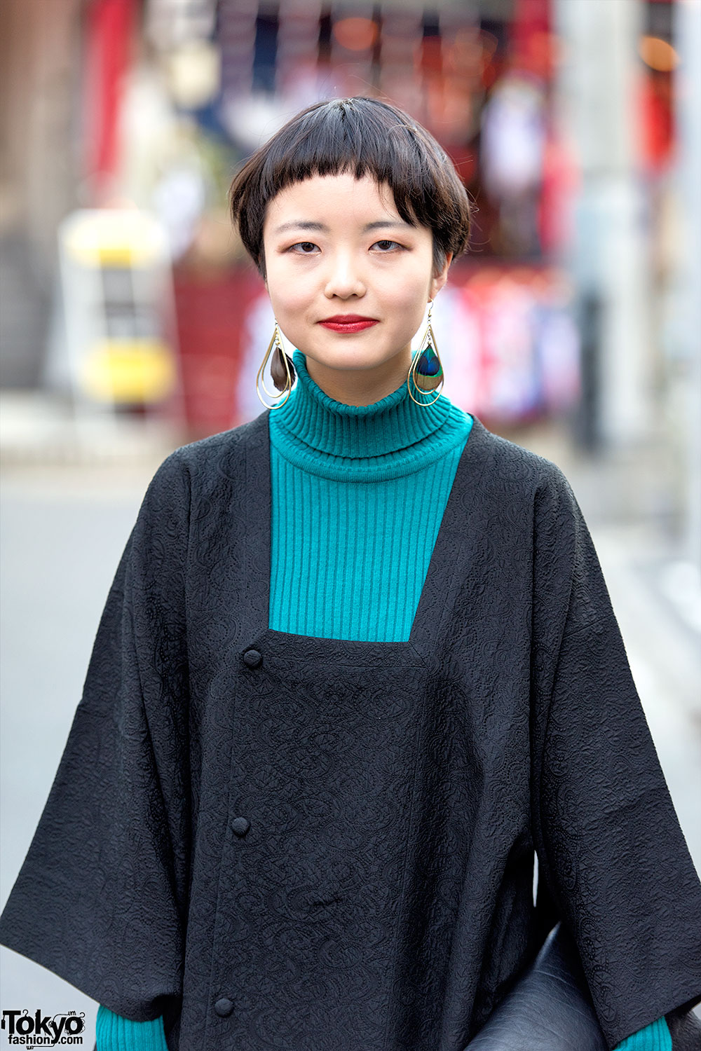 Harajuku Girl in Vintage Kimono Jacket, Geta Sandals & Short Hairstyle ...