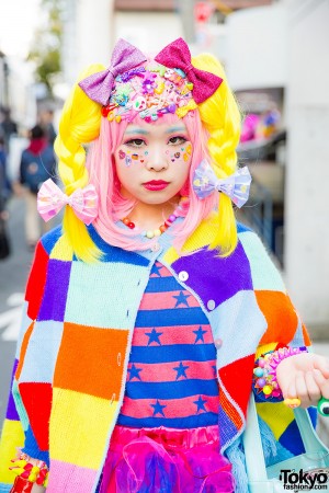 Harajuku Decora w/ Spinns Cape, Kinji Ruffle Skirt, Hello Kitty Bag ...