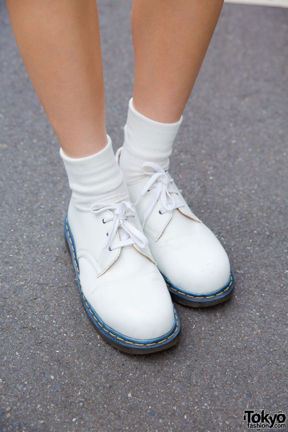 Harajuku Girl in Vintage Fashion w/ Graphic Print & Dr. Martens – Tokyo ...